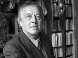 En la fotografía, el autor de los manifiestos surrealistas, André Bretón. ARCHIVO  /