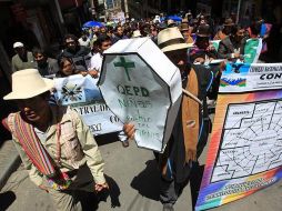 Cientos de activistas participan en protesta en contra de la intervención de la marcha indigena. EFE  /