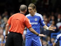 En su último partido, Fernando Torres sacó la primera tarjeta roja en la Liga Premier. AP  /