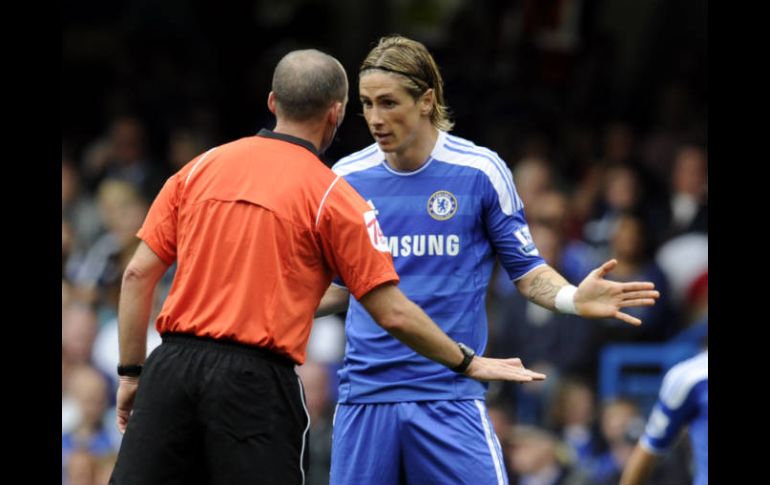 En su último partido, Fernando Torres sacó la primera tarjeta roja en la Liga Premier. AP  /