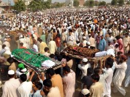 La población pakistaní se volcó a los funerales de las víctimas del accidente. EFE  /