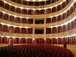 Esta iniciativa incluyente hace que las personas con ceguera tengan derecho a disfrutar de las obras teatrales. ESPECIAL  /