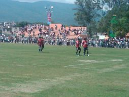 Las gradas comenzaron a lucir vacías antes de que el equipo terminara su actividad. ESPECIAL  /