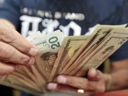 El dólar libre alcanzó la semana pasada máximos históricos de 14.14 pesos por dólar. ARCHIVO  /