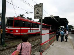 Los afectados aseguran que tienen que esquivar vehículos y quedarse en la parte central de la avenida. A MADERA  /