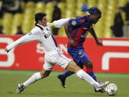 El capitán del Inter de Milán, el argentino Javier Zanetti (I), pelea por el balón con Vagner Love, del CSKA de Moscú. EFE  /