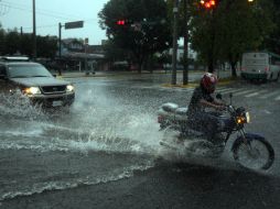 La lluvia trajo consigo afectaciones al desplazamiento de personas y vehículos. A. MADERA  /