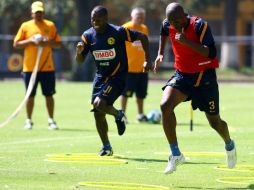 Aquivaldo Mosquera y Christian Benítez realizan ejercicios físicos durante el entrenamiento azulcrema. MEXSPORT  /