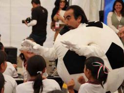 Apolonio Mondragón personificado de balón durante su narración de cuento ''El pata maldita''. J. SÁNCHEZ  /