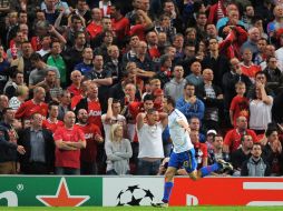 Alexander Frei silenció el estadio del Manchester United, cuando anotó de penal lo que era la remontada 3-2 a favor del Basilea. EFE  /