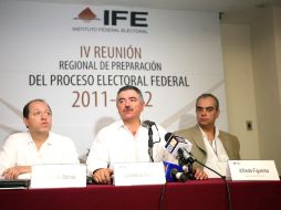 Son siete partidos los multados. En la foto el consejero presidente del IFE, Leonardo Valdés Zurita (centro). NTX  /