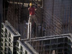 Un hombre trabaja en una construcción en Gilo, asentamiento que está en el Este de Jerusalén. AP  /