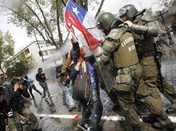 Una estudiante se enfrenta a las autoridades chilenas, en Santiago de Chile. EFE  /