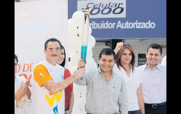 Marco Antonio Rubio sostiene la Antorcha, durante recorrido. MEXSPORT  /