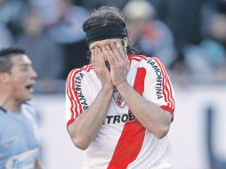 Mariano Pavone (der.), otrora jugador de River,  llora el día que descendió el club a la Segunda División. GETTY IMAGES SPORT  /