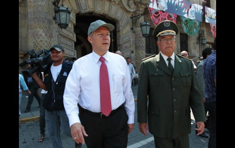 El secretario general de Gobierno, Fernando Guzmán (i) , dice que respetan que Zapopan no quiera videovigilancia. ARCHIVO  /