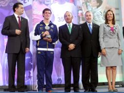 Felipe Calderón entregó el premio a Jalisco que lo acredita como campeón de la Olimpiada Nacional 2011. EL UNIVERSAL  /