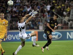 Pedro Rodríguez (D) marca el segundo gol al portero del Bate, Aleksandr Gutor en el partido dentro del estadio Dinamo. REUTERS  /