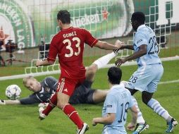 Mario Gómez (33) anota en el arco defendido por Joe Hart y Kolo Toure del Manchester City. REUTERS  /