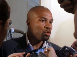 Derek Fisher habla con la prensa acerca de las negociaciones que mantiene el sindiacto de jugadores con los propietarios. AP  /