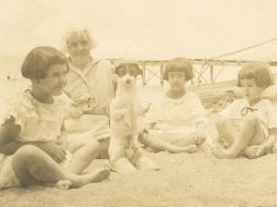 Durante los veintes en Chapala, Gabriela Zuloaga, Genoveva Jiménez y Angelita Ochoa con la francesa Mme. Niel que residía en Chapala.  /