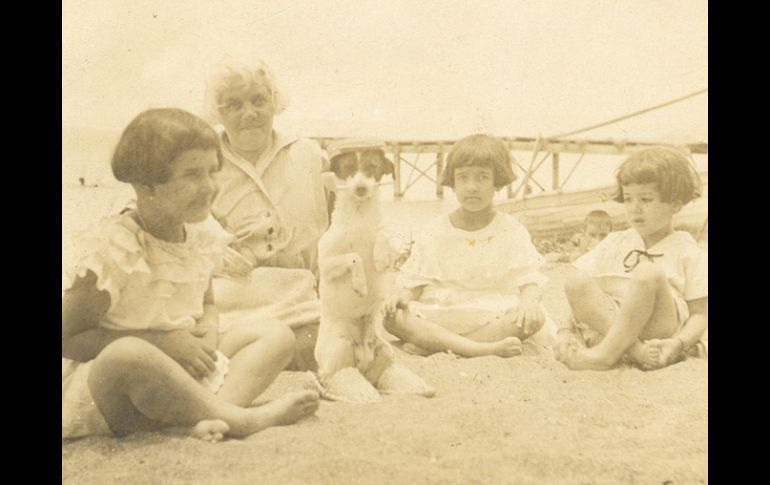 Durante los veintes en Chapala, Gabriela Zuloaga, Genoveva Jiménez y Angelita Ochoa con la francesa Mme. Niel que residía en Chapala.  /