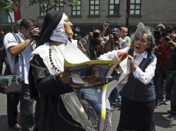 Una mujer disfrazada de religiosa (i) se manifiesta a favor del aborto mientras discute con una monja (d) que está en contra. EFE  /