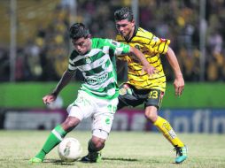 Arnulfo González (izq.) disputa el balón con Éder Delgado del Real España de Honduras. EFE  /
