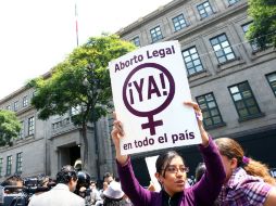 Una mujer exhibe una pancarta a favor del la interrupción del embrazo a las afueras de la Suprema Corte de Justicia de la Nacion. NTX  /