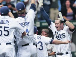 Evan Longoria (der.), cañonero de los Rays de Tampa Bay, celebra con sus compañeros tras conectar el cuadrangular. AP  /