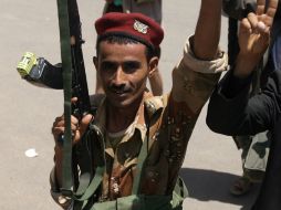 Un soldado yemení que desertó a la oposición participa en una protesta contra el régimen en Saná. AFP  /