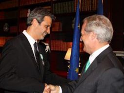 Daniel Parfait entregó anoche al Sr. Miguel Fernández Félix la insignia de Caballero de la Orden de las Artes y Letras. NOTIMEX  /