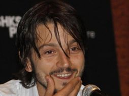 La obra coproducida por Diego Luna es una historia que se revela capa tras capa el misterio de 'Julia' y 'Simón'. EL UNIVERSAL  /