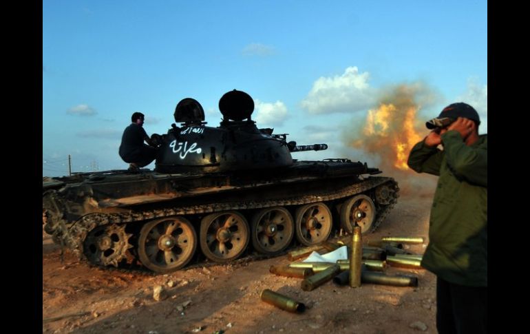 Un tanque rebelde dispara durante la lucha por recuperar nuevamnete el aeropuerto de Sirte. AFP  /