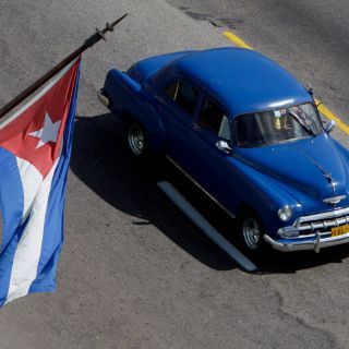 Los cubanos celebran la legalización de la compraventa de automóviles