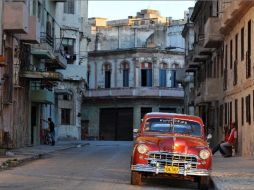 La legalización del comercio de automóviles en Cuba provoca júbilo en los habitantes.  EFE  /