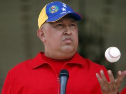 Para demostrar su estado de salud, Hugo Chévez tiró una pelota de softbol. EFE  /