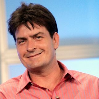 Expresa Charlie Sheen elogios para Ashton Kutcher tras debut en serie