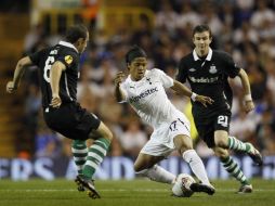 Giovani Dos Santos (C) hace un movimiento para concretar su pase. REUTERS  /