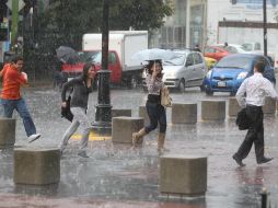 La lluvia cayó en la metrópoli por cuarto día consecutivo y sorprendió a los tapatíos. S. NÚÑEZ  /
