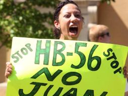 Pueden mantener bajo custodia sin derecho a fianza a presuntos inmigrantes que estén ilegalmente en el país. AP  /