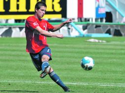 Carlos Fierro dispara un balón, durante el entrenamiento que efectuó Chivas ayer en el Estadio Jalisco. MEXSPORT  /