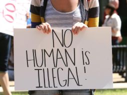 Una estudiante se manifiesta con un cártel que dice 'ningún humano es ilegal'. AP  /