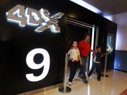Durante la película, los pequeños estuvieron acompañados por voluntarios de la fundación Mar Adentro. A. HINOJOSA  /