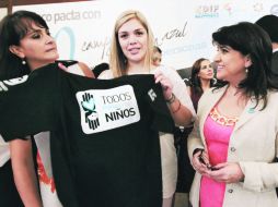 Imelda Guzmán de León (derecha), presidenta del Voluntariado DIF Jalisco y a la izquierda, Lorena Arriaga de Sandoval.  /