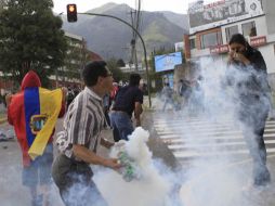 El 30 de septiembre de 2010 los policías matuvieron retenido al presidente Correa en una protesta por bajas salariales. ARCHIVO  /