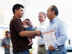 El Mandatario Felipe Calderón saluda a un beneficiario del Seguro Popular. EL UNIVERSAL  /