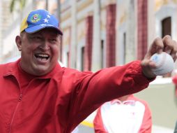 Hugo Chavez reaparece ante los medios de comunicación haciendo un par de lanzamientos con una pelota de beisbol. AP  /