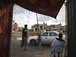 Rebeldes libios revisan un automóvil en un retén instalado en Trípoli. AP  /