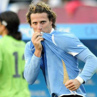 Diego Forlán, condecorado con la Orden de Isabel la Católica